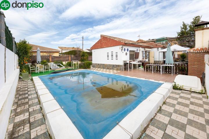 Chalet de una planta en Otura con jardín, piscina y terraza photo 0