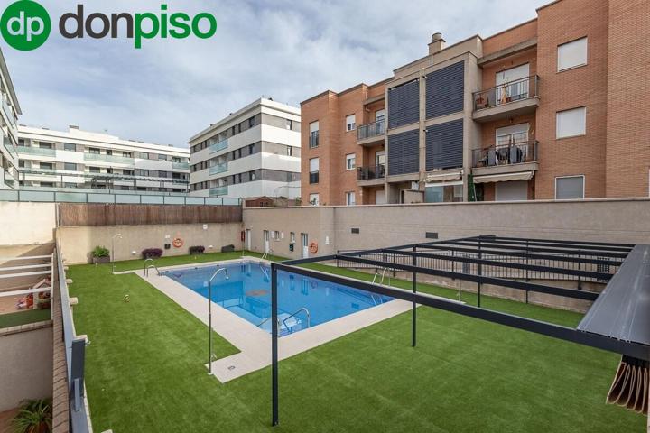 PISO LUMINOSO EN BUEN ESTADO CON PISCINA COMUNITARIA, DOS GARAJES Y TRASTERO photo 0