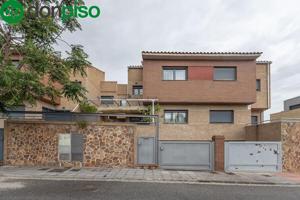 EXCLUSIVO ADOSADO EN ARMILLA: VISTAS, LUZ, DISEÑO Y CONFORT TOTAL photo 0