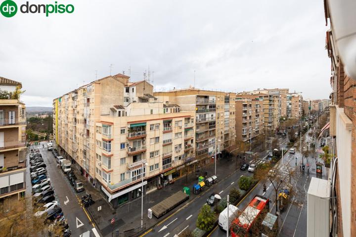 Camino de Ronda. Piso en planta alta con 5 dormitorios, garaje y trastero, calefacción central. photo 0