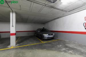 Espaciosa Plaza de Garaje con Cargador Eléctrico en el Corazón del Paseo del Salón photo 0
