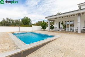 Chalet Moderno y Acogedor con Piscina en una Sola Planta 🌞🏡 photo 0