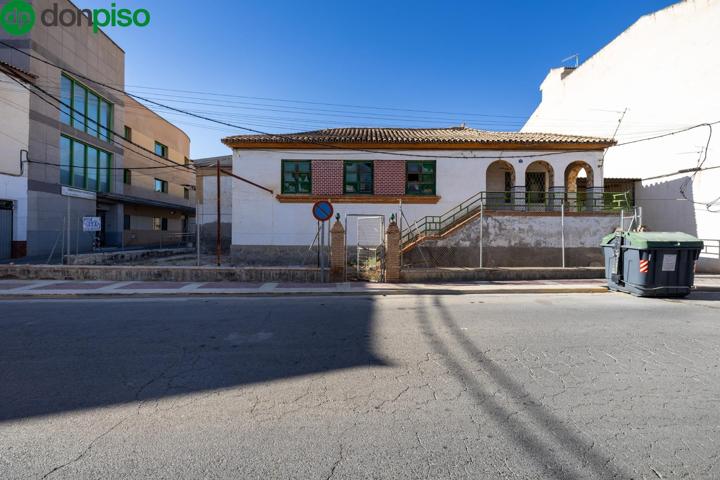 Gran oportunidad en Fuente Vaqueros: parcela de 800 m² con casa y naves industriales photo 0