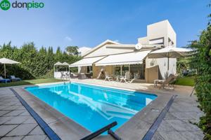 CHALET CON PARCELA Y PISCINA EN URBANIZACIÓN LOS CHOPOS. photo 0