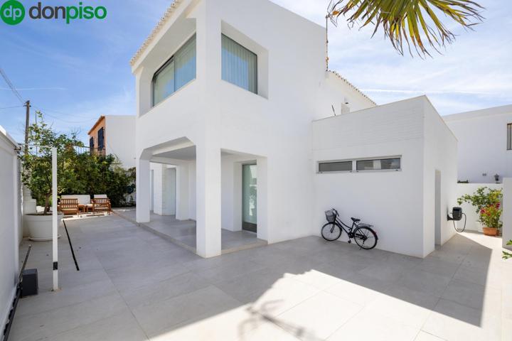 EXCLUSIVO CHALET A SOLO 20 METROS DE LA PLAYA DE CALAHONDA. photo 0