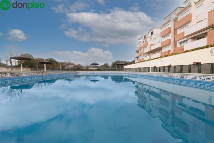 Piso en urbanización privada con piscina comunitaria, terraza, 2 plazas de garaje y trastero. photo 0