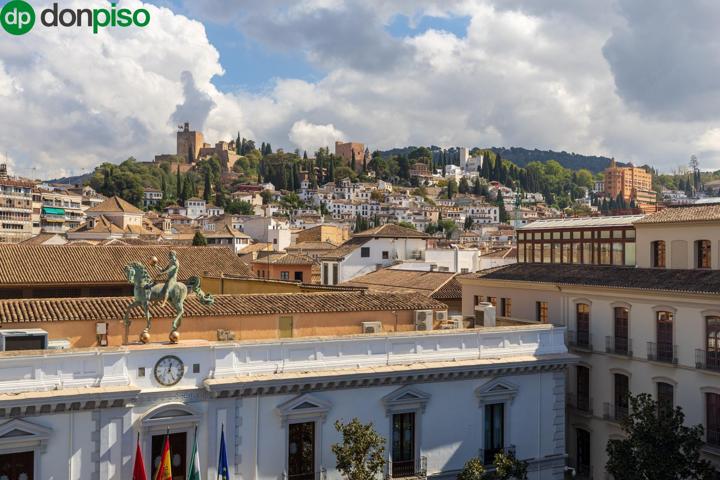 GRAN PISO EN PLAZA DEL CARMEN FRENTE AL AYUNTAMIENTO. photo 0
