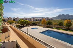 Pisazo reformado con calidades premium en urbanización privada con piscina, plaza de garaje y trastero. photo 0