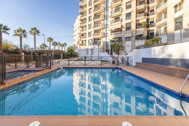 Pisazo muy luminoso con terraza y garaje en urbanización privada con piscina, gimnasio y sauna. photo 0