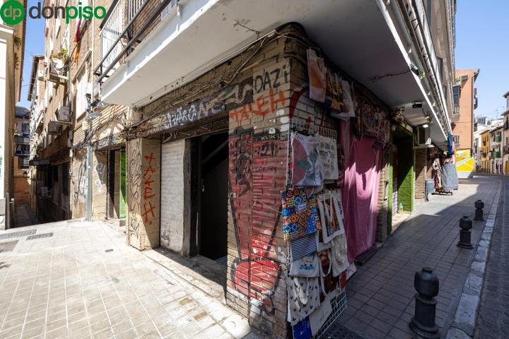 Vendemos gran local sótano en pleno centro de Granada a un precio muy económico photo 0