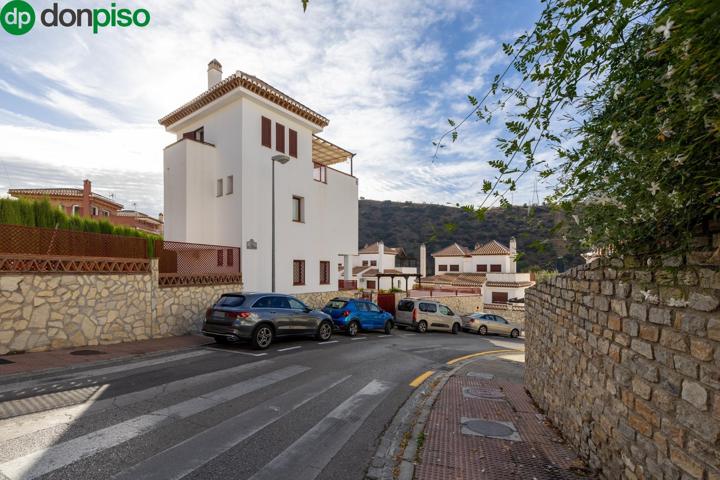 EXCLUSIVA CASA INDEPENDIENTE CON GARAJE PARA DOS COCHES CON PISCINA COMUNITARIA EN RESIDENCIAL PRIVADO, JUNTO ALBANTA Y EL VITHAS photo 0