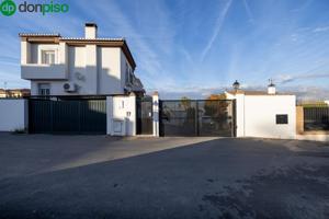 Preciosa casa pareada en venta en Ogijares, ideal para familia. photo 0