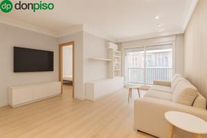 Piso en venta en pleno centro de Granada – Planta alta, garaje y gran potencial de reforma photo 0