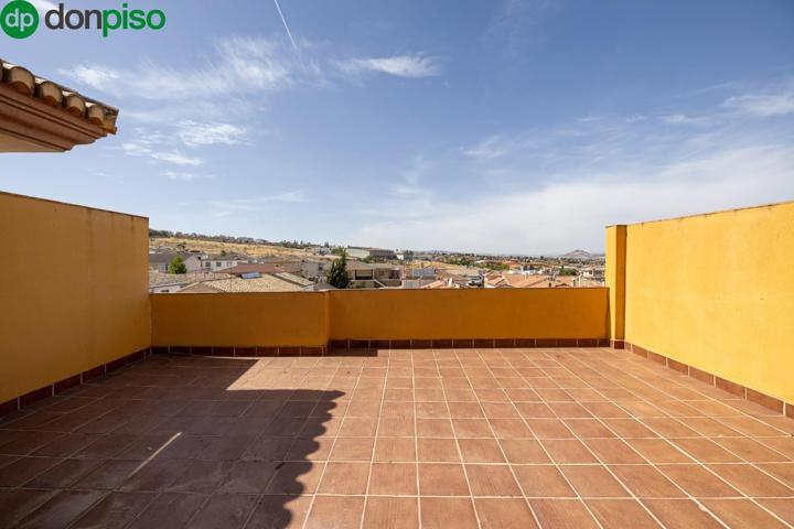 Ático luminoso con gran terraza en La Zubia y plaza de garaje photo 0