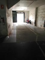 Plaza de parquing en avenida estatut para coche mediano photo 0