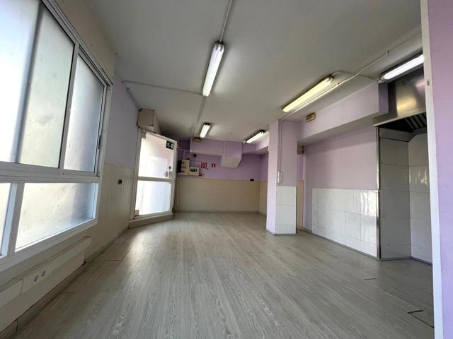 Local comercial en Avenida de l´Estatut photo 0