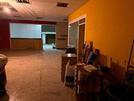 Local 184 m2 photo 0
