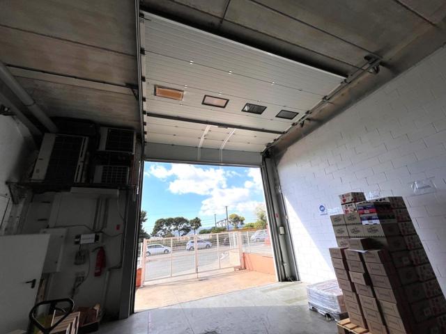 Nave industrial con oficinas en Cornellà photo 0