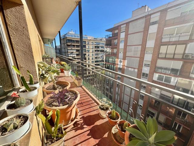 ESTUPENDA VIVIENDA EN EL CENTRO DE ORIHUELA, DE 4 DORM, 2 BAÑOS, AMPLIO BALCÓN... PASE SU OFERTA YA! photo 0