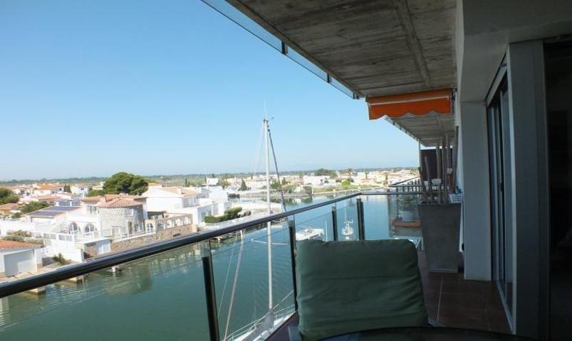 Apartamento de 2 habitaciones con vistas al canal y mar photo 0