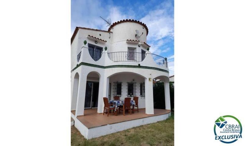 Típica casa de vacaciones , orientada nordeste, con jardín y garaje, aparcamiento. photo 0