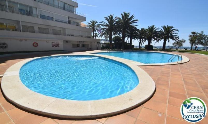 Apartamento, en Roses, en primera linea de mar con piscinas comunitarias. photo 0