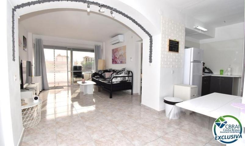 Apartamento reformado con un dormitorio, vista lateral al mar y piscina comunitaria en venta photo 0