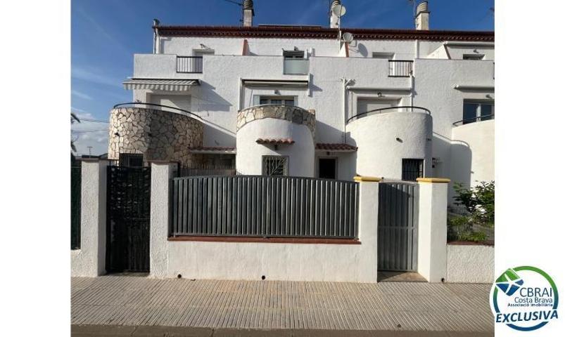 Muy bonita casa adosada que ha sido renovada con un alto nivel y completamente aislada con aislamien photo 0