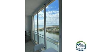Apartamento reformado con licencia turística en primera línea de playa con magníficas vistas al mar photo 0