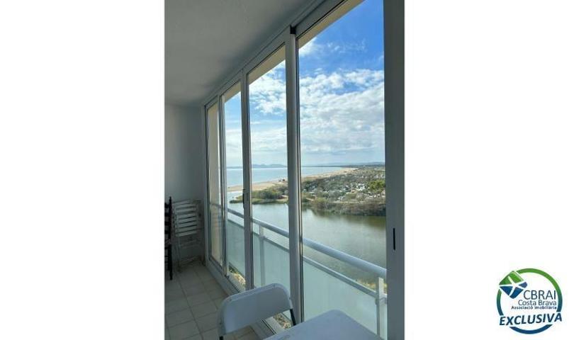 Apartamento reformado con licencia turística en primera línea de playa con magníficas vistas al mar photo 0