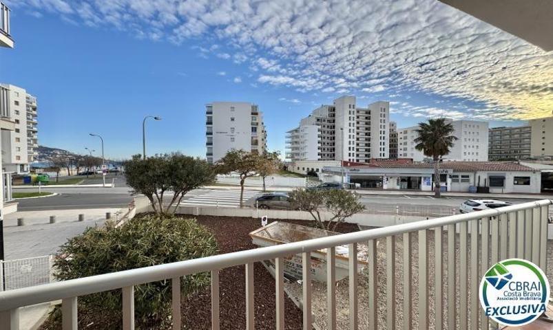 Moderno apartamento reformado con licencia turística a solo 100 metros de la playa, con vistas al ma photo 0