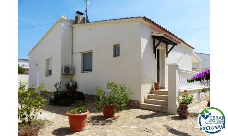 Encantadora y moderna casa de un solo nivel con gran terreno y piscina. Lado sur photo 0