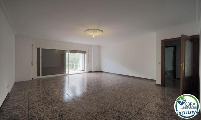 Apartamento amplio céntrico y a 250 m de la playa. photo 0