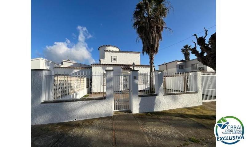 Casa con piscina y amarre 12.25 x 3 cerca del mar en venta en Empuriabrava orientación sur photo 0