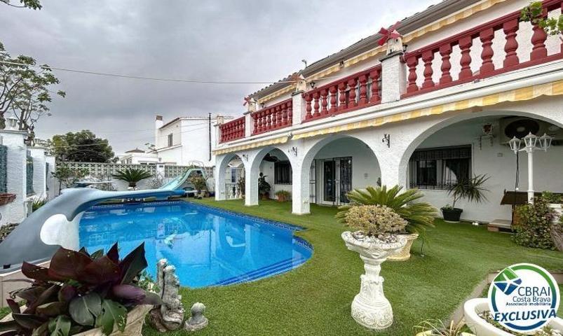Oportunidad en Empuriabrava : villa con 2 apartamentos separados y piscina photo 0