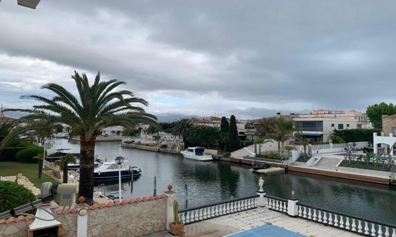 Casa de pescadores con amarre y garaje cerrado en Empuriabrava photo 0