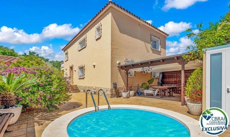 MAS NOU Amplia casa con 5 dormitorios, garaje privado, jardín, terrazas y relajante jacuzzi photo 0