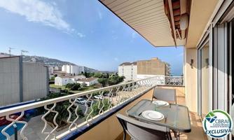 En venta – Apartamento con vistas al mar en el centro de Roses con terraza en la azotea y dependenci photo 0