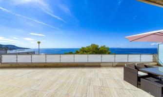 Excepcional en Roses. Apartamento de alto standing en primera linea de mar en Canyelles con licencia photo 0