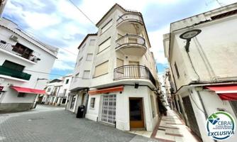 ¡Gran casa en el centro de Roses con local comercial a poca distancia de la playa! photo 0