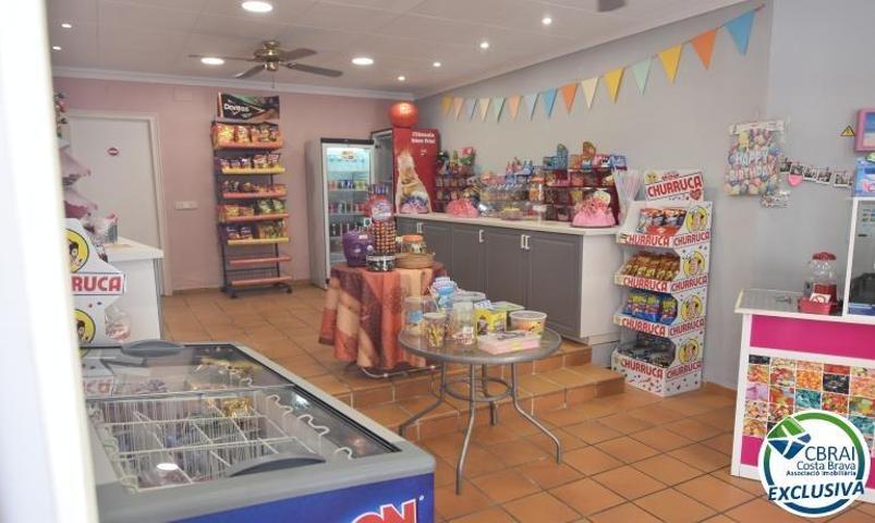¡OPORTUNIDAD DE TRASPASO EN PLENO CENTRO DE ROSES! photo 0