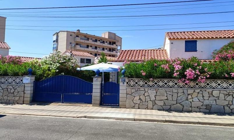 Casa con jardín privado y piscina comunitaria en Santa Margarita-Rosas photo 0