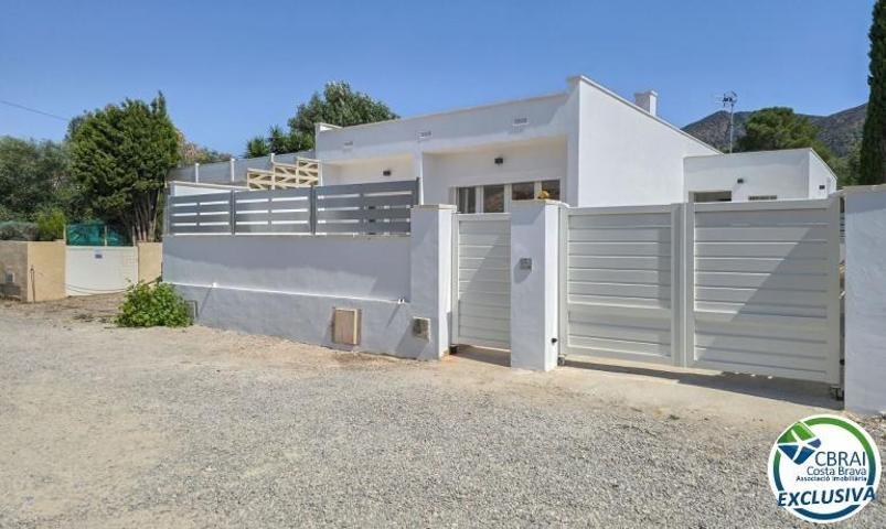 Casa totalmente reformada en agradable urbanización de Roses. photo 0