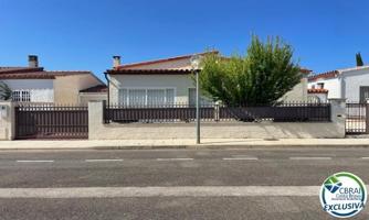 Bonita casa en plata baja, reformada, con jardín, terrazas, garaje, parking y apartamento de invitados. photo 0