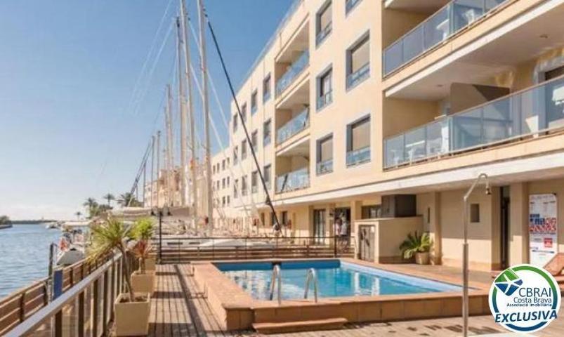 Apartamento de dos dormitorios con amarre y vista al canal photo 0