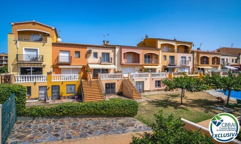 Casa en el centro de la ciudad con piscina comunitaria photo 0