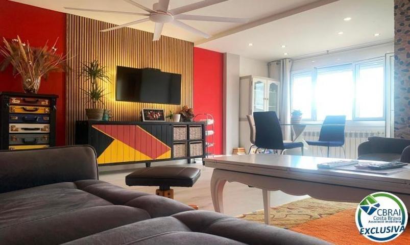 Amplio piso en venta en Roses a 100 metros del mar photo 0