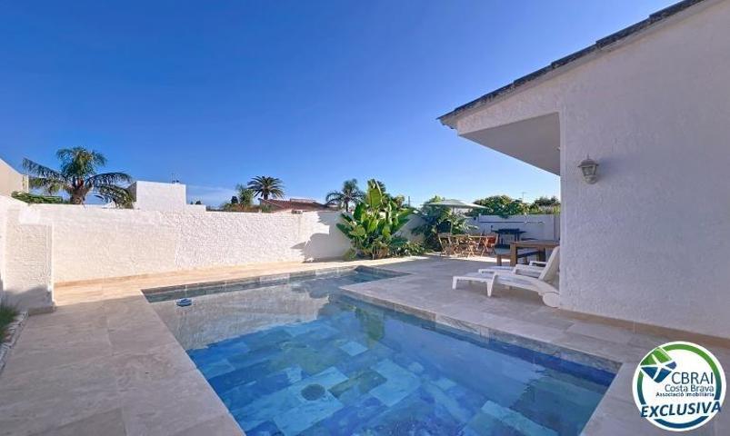 En venta – Casa en planta baja con piscina en Empuriabrava photo 0