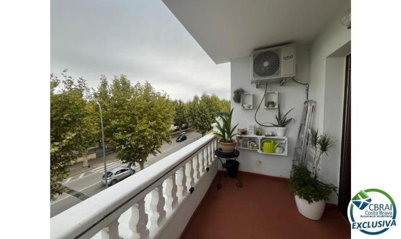 Bonito piso en venta en la zona comercial de Empuriabrava photo 0