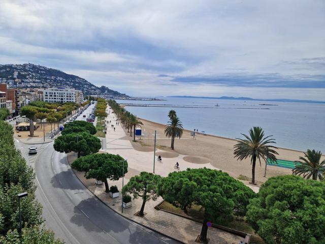 Ático en venta en el centro de Roses – luminoso, con gran terraza y vistas. photo 0